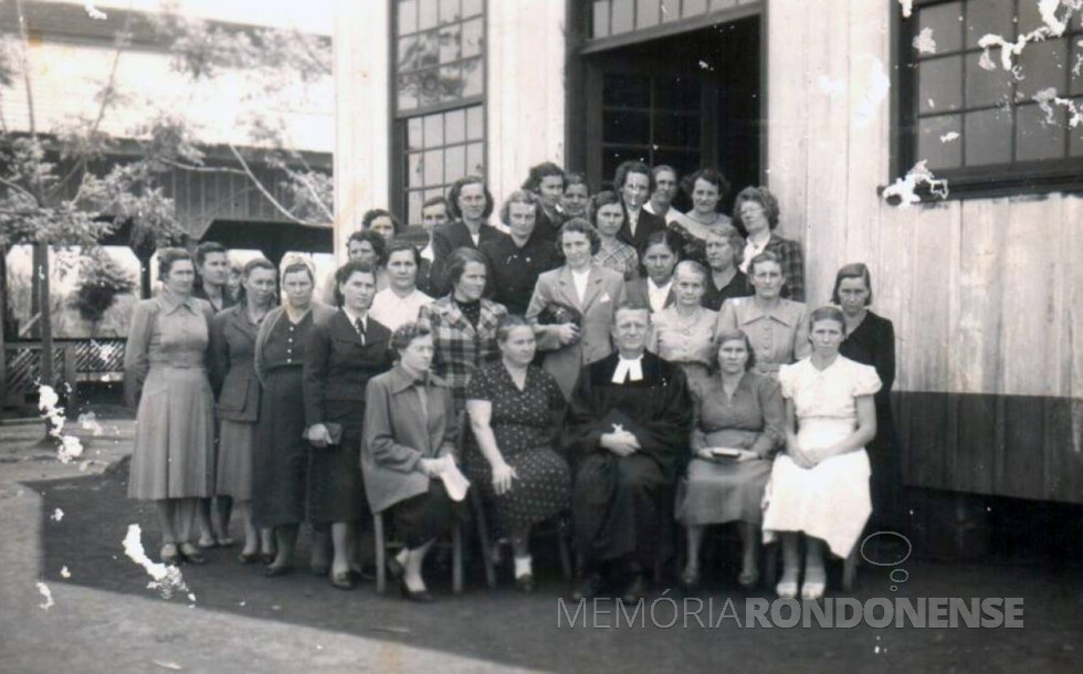 || Grupo de senhoras pioneiras fundadoras da          OASE (Ordem Auxiliadora das Senhoras Evangélicas) da Comunidade Evangélica Martin Luther, junto com o Pastor Karl Maehler e esposa, em junho de 1953.
Imagem: Acervo Edila Allebrandt - FOTO 1 -
