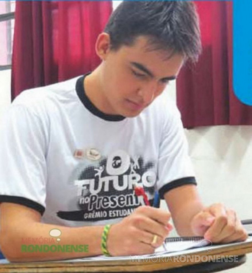 || João Eduardo Santos, aluno do Colégio Rui Barbosa, selecionado para participar do Parlamento Jovem Brasileiro, em agosto de 2015.
Imagem: Acervo O Presente – FOTO 23 –