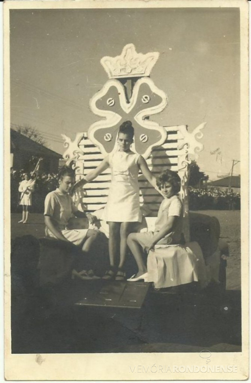 || Desfile de Terezinha Ritt, rainha dos Clubes 4-S , a 1ª primeira princesa Odete Tomm e a 2ª princesa Iraci Koch (esta com apenas 12 anos) dos clubes 4 S de Marechal Cândido Rondon, em julho de 1970.
Naquele ano todos os então clubes 4-S do município desfilaram em carros alegóricos especialmente preparados por um grupo de artistas, vindo de Curitiba, contratado pelo então Acarpa-PR, hoje Emater.
Imagem: Acervo Iraci e Rudi Sander - FOTO 11 –