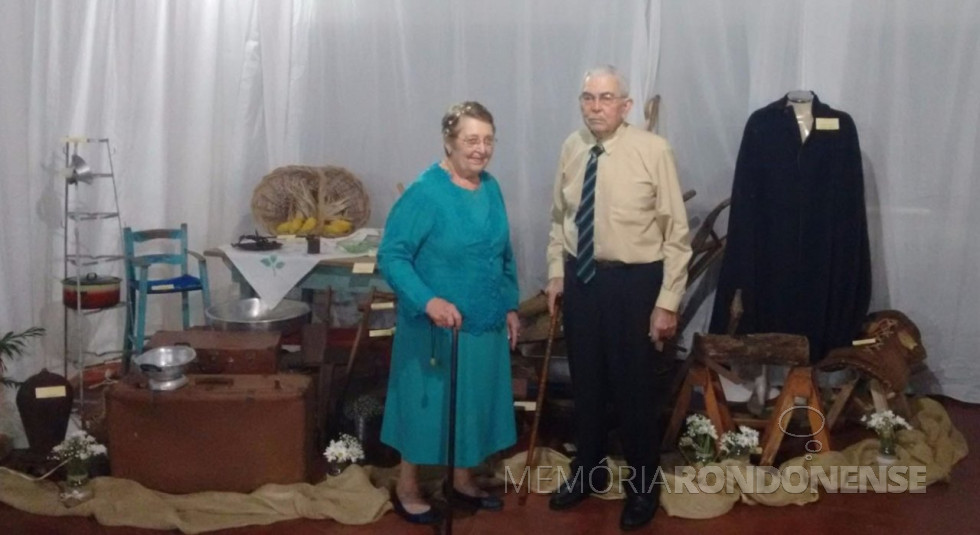 || Casal Edmundo e Gertrudes (Lang) Koch, fotografado no dia da comemoração das Bodas de Diamente, junto aos objetos de uso do casal ao longo de vida de casados, em abril de 
Imagem: Acervo Elisandra Sander - FOTO 5 -