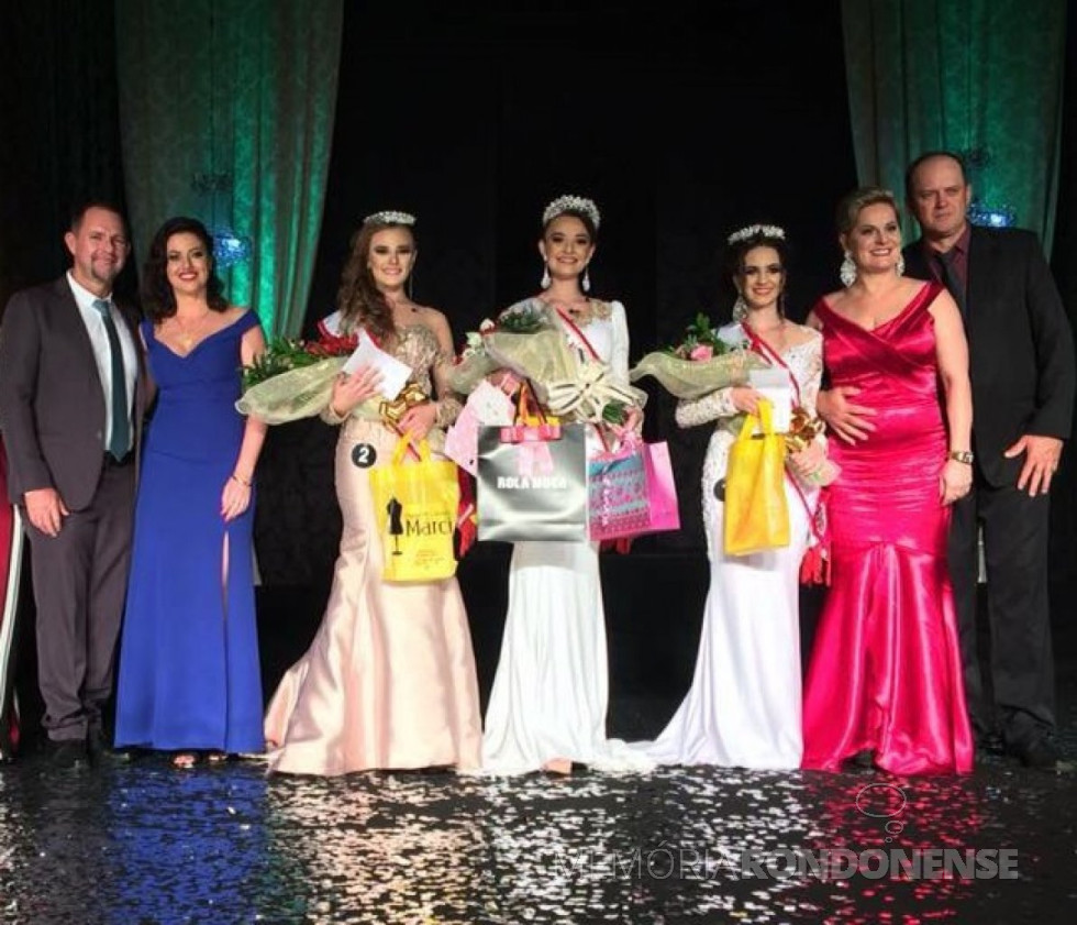 || Vencedoras do concurso Miss Mercedes 2018 com autoridades. Da esquerda à direita: vice-prefeito Edson Schug e esposa Marciane; 2ª Miss, Bianca Thays de Souza; Miss, Eduarda Van der Sand; 3ª miss, Alana Carolina Schmidt; prefeita municipal Cleci Rambo Loffi e esposa Altair Loffi.
Imagem: Acervo Marechal News - FOTO 22 -