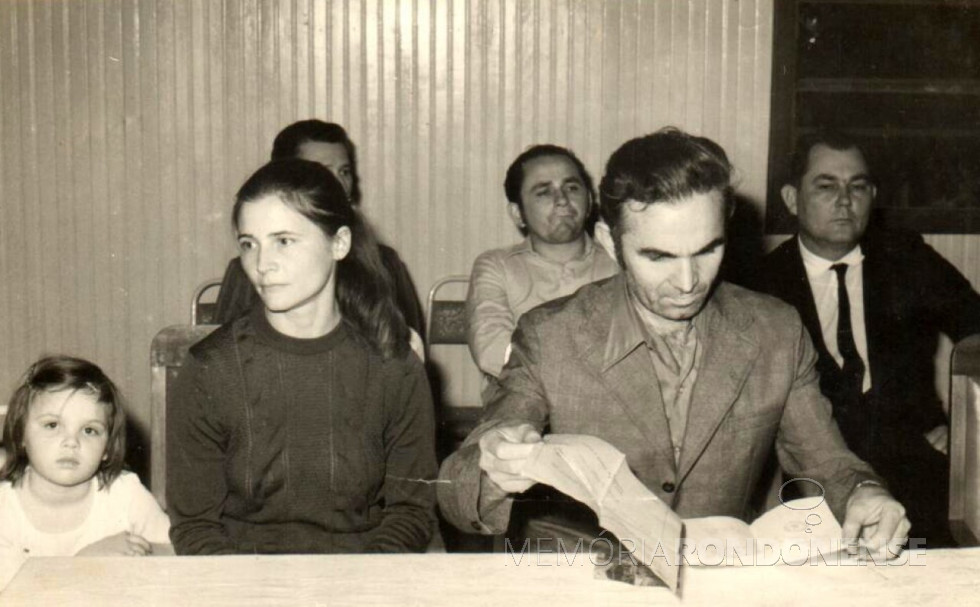 || Almiro Bauermann examinando os documentos de sua posse, com a esposa Selmira e filha, à sua direita.
Ao fundo, os vereadores Berdinand Spitzer e Nori Pooter, da direita à esquerda.
Imagem: Acervo Almiro Bauermann - FOTO 8 -