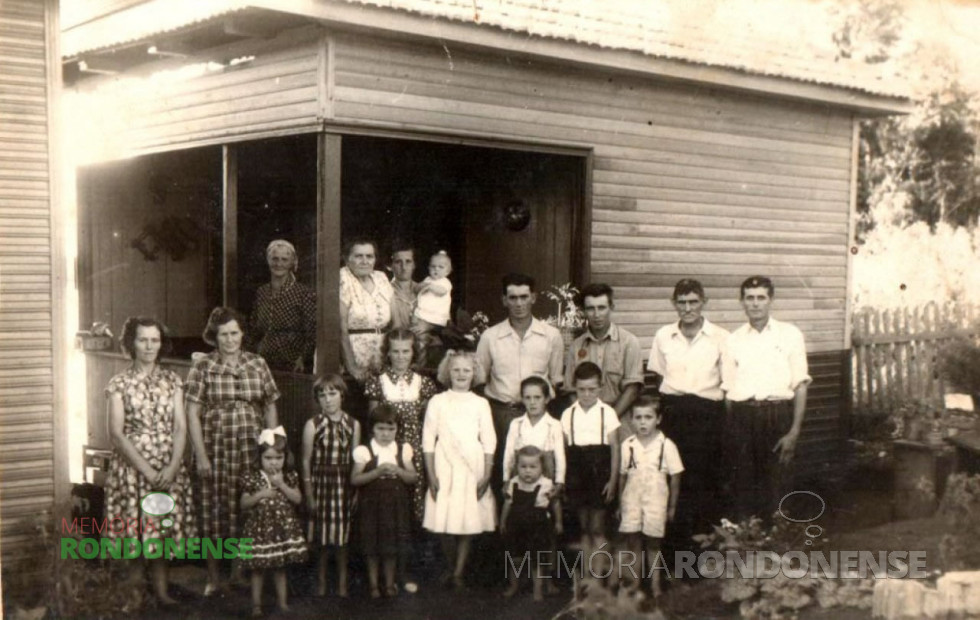 || Pioneiro Leopoldo Witeck é o segundo da direita para a esquerda, ele falecido em novembro de 1965.
As outras pessoas na fotografia, da esquerda à direita, ao fundo:  1ª – não identificada; 2ª – Catarina (Michaud) Witeck, esposa do pioneiro Leopoldo Witeck; 3ª  - Irika (nascida Wolfart) Witeck, com a filha Glaci no colo – esposa de Ivo Witeck, 4ª - pessoa é Ivo Witeck , foi pioneiro de Quatro Pontes ( 3ª família a residir na localidade); 5ª – Ervino Finger, genro do pioneiro Leopoldo Witeck,    8ª – não identificada. 
Na fila da frente: 1ª - Elly Witeck, esposa de Ervino Finger;  2ª - Oma Finger, mãe de Ervino;  3ª – Clarice Finger, filha de Ervino e Elly Finger;  4ª - Camila Witeck (de vestido xadres), filha de Ivo e Irika Witeck; 5ª –Cleci Finger (com vestido de gola), filha de Ervino e Elly Finger;  6ª – não identificada (de vestido branco);  7ª - Camilo Witeck segurando o irmão Claudi (Nuki), ambos filhos de Ivo e Irika Witeck; 8ª – Emidio Venâncio Finger, filho de Ervino e Elly Finger; e 9ª – Irineu Witeck, filho de Ivo e Irika Witeck. 
Imagem: Acervo Cleci Kleemann e Clarice Dahmer - FOTO 1 -