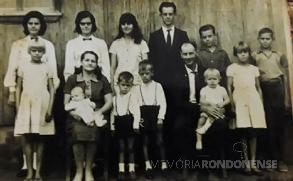 || Casal Maria e Zacarias  Francener com os filhos. 
Da esquerda à direita, fundo: Lídia, Anita,  Ida, Clemente,  Sebastião,  Afonso (todos nascidos em Santa Catarina). 
À frente: Veronica, Bernadete (bebê),   Selso,  Nelson, Dirce  e  Teresinha.
Imagem: Acervo Dirce Francener - FOTO 9 -