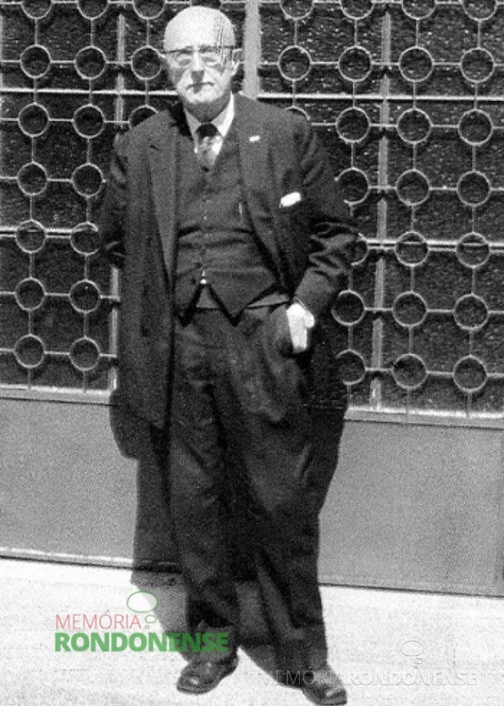 || Professor David Carneiro, em frente ao seu museu em Curitiba, ele falecido em agosto de 1990.
Imagem: Acervo Memória Rondonense – FOTO 17 -