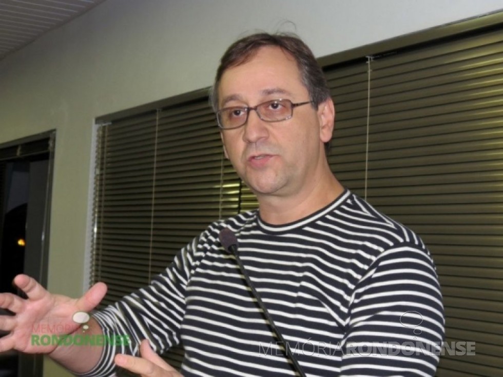 || O comunicador João Marcos Gomes, que retornou ao quadro de funcionários da Rádio Difusora do Paraná, em 15 de maio de 1986.
Imagem: Acervo O Presente - FOTO 10 -
