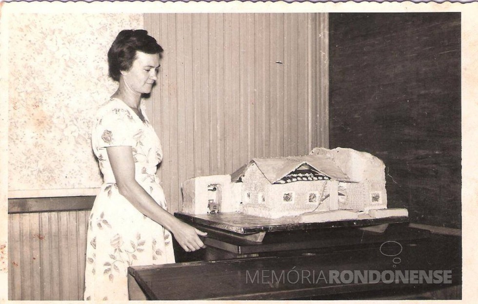 || Pioneira Helga Graff Spitzer falecida em janeiro de 1990.
Na foto, a réplica da casa pastoral da Comunidade Cristo  que ela ajudou confeccionar em bolo para a festa de inauguração da referida construção. 
Imagem: Acervo Lori Speck - FOTO 6 - 