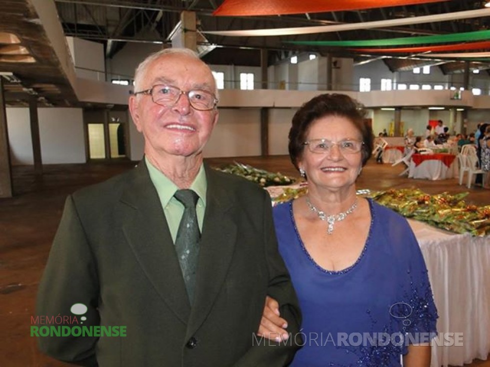 || Casal Orlando e Venilda Faccini (ambos em memória), eleito presidente do Clube Aliança, em  janeiro de 1976. 
Imagem: Acervo Fernando Wondracek - FOTO 4 -