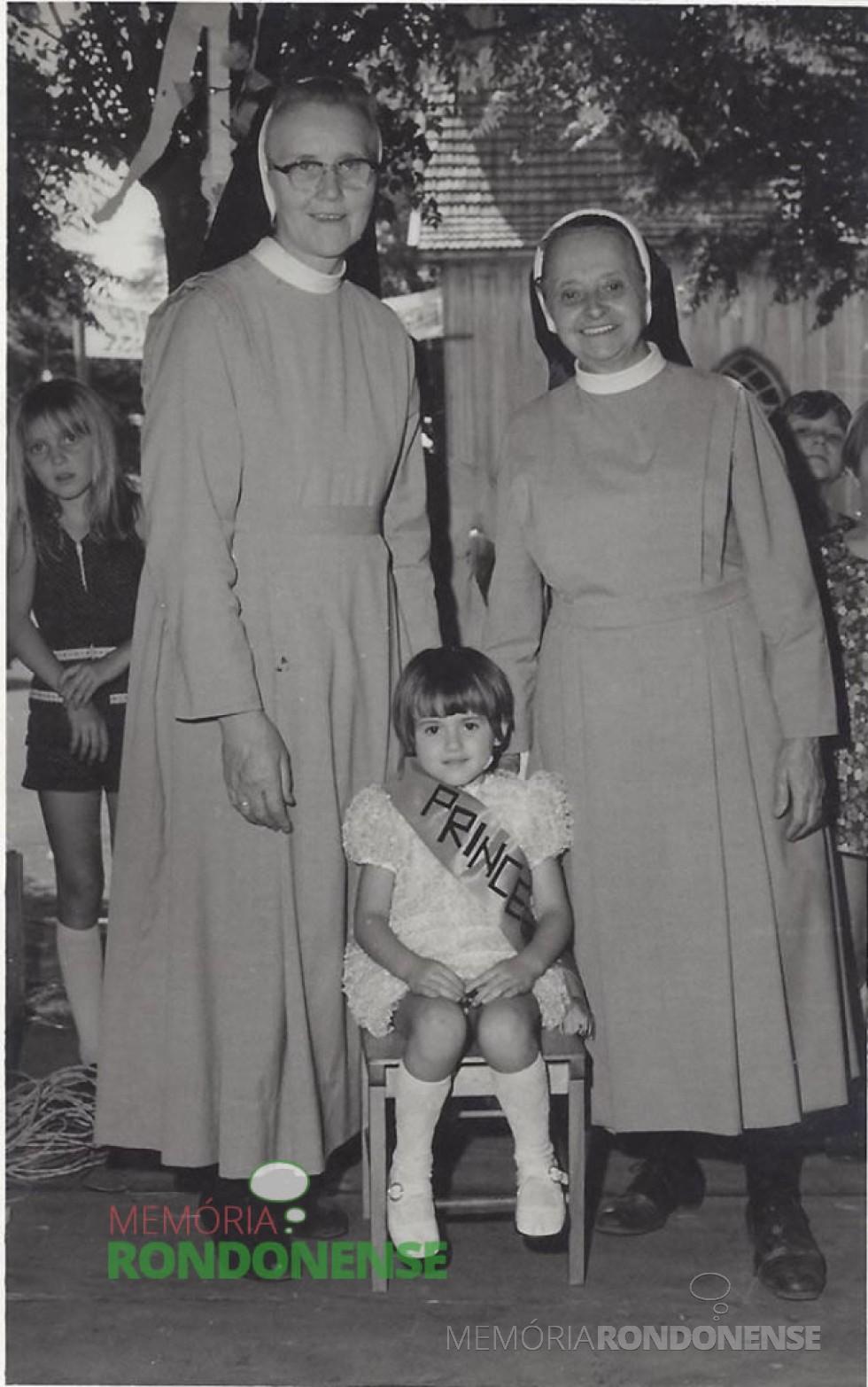 || Irmã Adelharde, à esquerda, em companhia da Irmã Gertildes, fotografadas com a boneca-viva da Colégio Cristo-Rei.
 Imagem: Acervo Harto Viteck - FOTO 4 - 