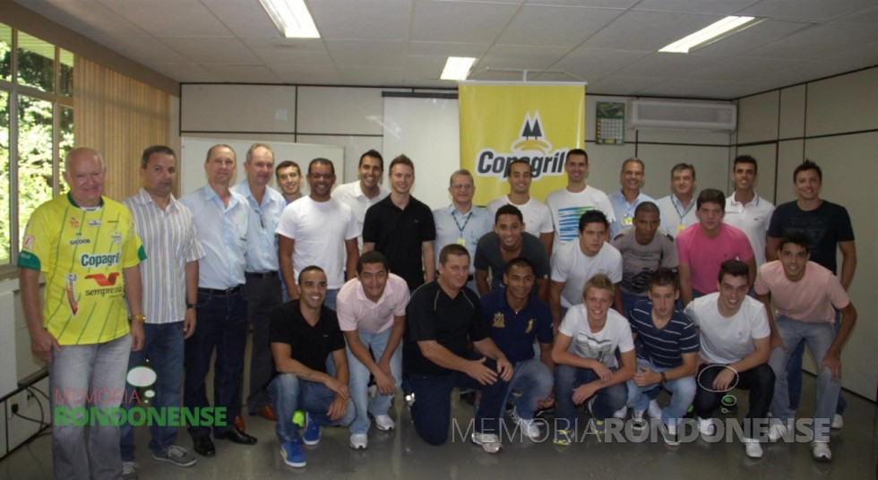 || Diretoria, comissão técnica e atletas da equipe Copagril de Futsal 2013.
Imagem: Acervo Imprensa Copagril - FOTO 7 - 