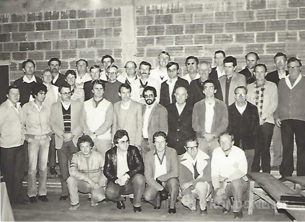 || Grupo dos associados fundadores da então Cooperativa de Crédito Copagril - CREDILAGO. 
Imagem: Acervo Memória Rondonense - FOTO 4 - 
