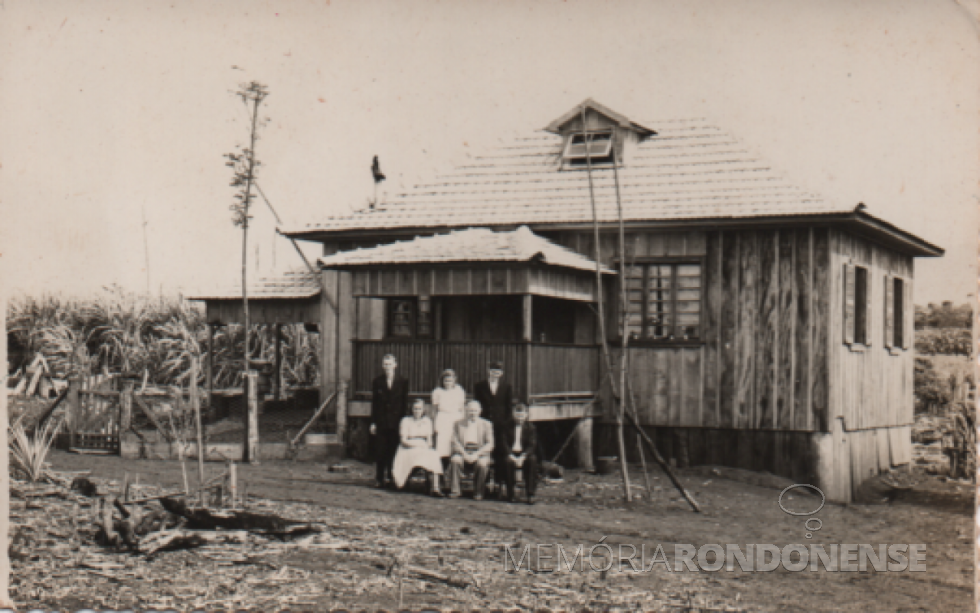 || Casal pioneiro Charlotte e Wilhelm Stoef com o pai dela, August Frank (viúvo) e os filhos Bruno, Úrsula e o filho adotivo Lauro, em frente a residência construída em 1959. 
Imagem: Acervo Bruno Stoef  - FOTO 1 -