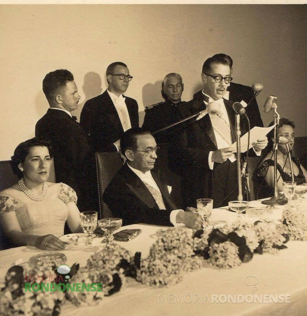 || Então governador Bento Munhoz da Rocha Neto discursando na inauguração do Palácio Iguaçu, tendo a seu lado direito o então Presidente da República, Café Filho; e a 1ª Dama do Estado, sra. Flora
Munhoz da Rocha, aquele falecido em novembro de 1973.
Imagem: Arquivo Público do Paraná