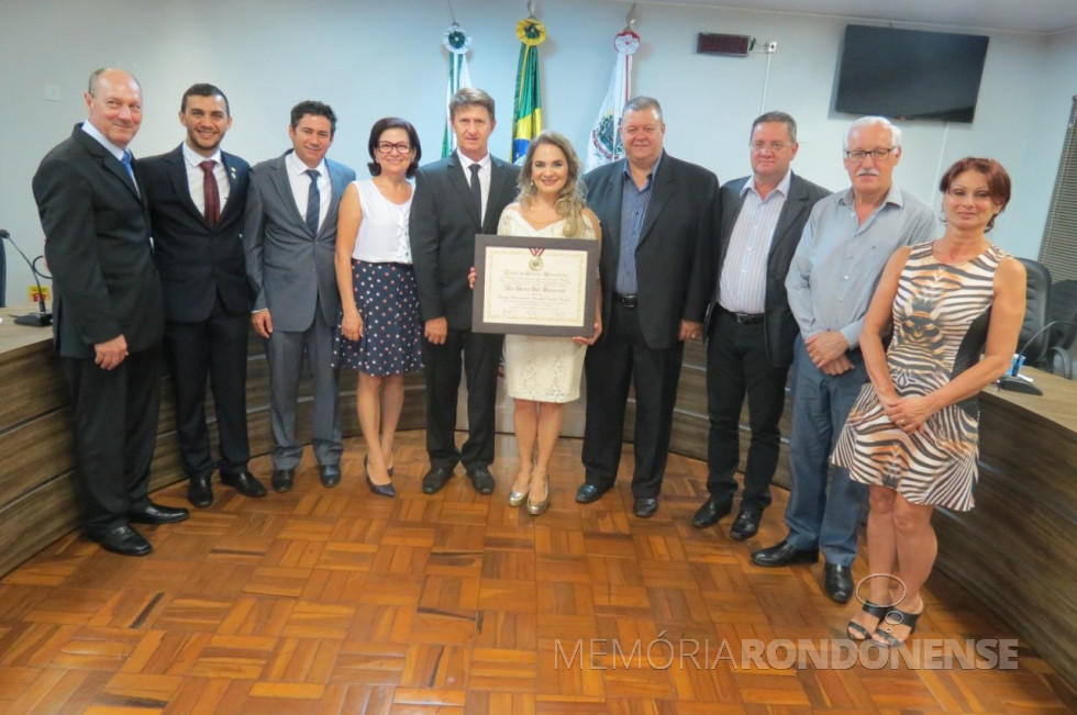 || Professor Vera Beatriz Hoff Pagnussati recebendo o título de cidadã honorária de Marechal Cândido Rondon, em novembro de 2017.
Da direita à esquerda: Professor Léo Anschau, chefe do Núcleo Regional de Educação de Toledo, vereador Ronaldo Pohl, vereador Cláudio (Claudinho) Köhler, vereador suplente Maria Haab, vereadora Nilson Hachmann, homenageada, Sérgio Marcucci, secretário municipal de Indústria, Comércio e Turismo de Marechal Cândido Rondon; Rogério Scherer (Picão), representante do deputado estadual Elio Rusch; ex-vereador Elmir Port, representante do deputado federal Evandro Roman; e Roseli Bier, esposa do deputado estadual Ademir Antonio Osmar Bier.
Imagem: Acervo Câmara Municipal de Marechal Cândido Rondon - Crédito: Cristiano Marlon Viteck - FOTO 9 -