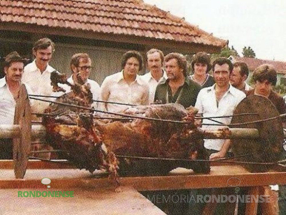 || Primeiro boi assado no rolete na SER Novo Horizonte, na sede distrital de Novo Horizonte.. 
Da esquerda à direita: 1º - ... Fischer (assador do primeiro boi no rolete), 2º - não identificado,  3º - prefeito municipal Verno Scherer, 4º - deputado estadual Werner Wanderer, 5º - Elemar Hensel - secretário municipal de Administração, 6º - vereador Ariovaldo Luiz Bier (proponentes da Festa Nacional do Boi no Rolete), 7º - Paulo (Paulão) Wachholz, 8º e 9º - não identificados e João Fischer. 
Imagem: Acervo Memória Rondonense - FOTO 1 _