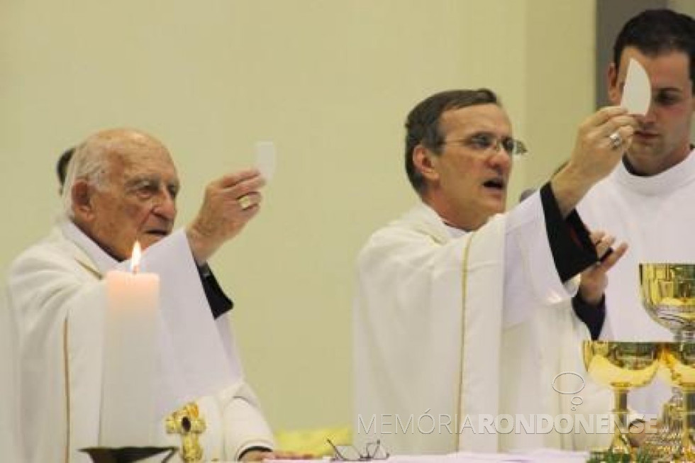 || D. Francisco Bach (d) oficiando missa de seu 5º ano como bispo da diocese de Toledo conjuntamente com D. Armando Cirio, primeiro bispo da referida diocese. 
Imagem: Acervo Revista Cristo-Rei - FOTO 5 - 