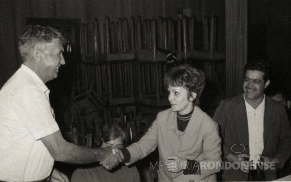 || Prefeito municipal Dealmo Selmiro Poersch cumprimentando o casal Loreta e Jossoé do Amaral de Campos (vereador de Marechal Cândido Rondon), no almoço para a formação da biblioteca pública municipal. 
Imagem: Acervo Fundo Fotográfico de Marechal Cândido Rondon - FOTO 5 - 