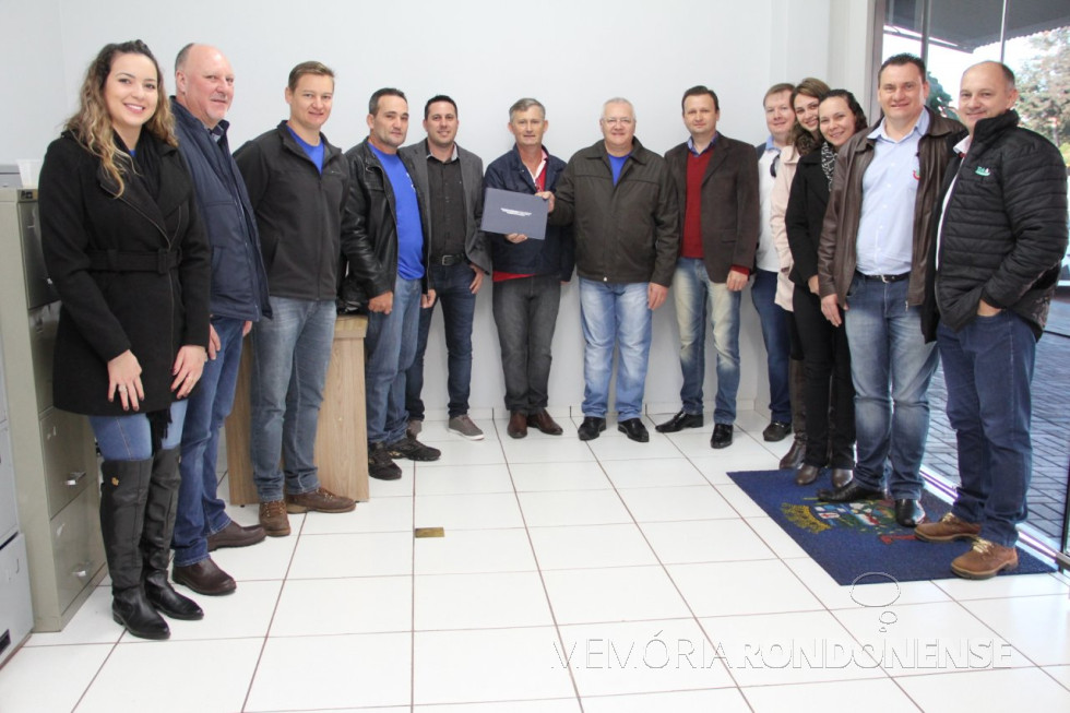 || Entrega ao prefeito municipal Leomar Rohden e vice-prefeito Dirceu Anderle, de Pato Bragado, do diagnóstico quanto aos principais anseios e desafios das principais atividades econômicas do município para os próximos 20 anos, em começo de agosto de 2018.
Da esquerda à direita:
1 - Bruna L. Gasparin, 2- Isair Gasparin, 3- Marcio Schons, 4- Dirceu Anderle (vice-prefeito), 5- Christiano Antonio Ceconello; 6- Ercio José Theobald (Presidente do Codebra), 7- Leomar Rhoden (prefeito municipal), 8 - Jeferson Leandro Machado ; 9- Jhonny Wutzke, 10- Andressa J. Bonhart, 11- Nelci S. Katchor, 12- Ageu Juarez Fidler (secretário municipal de Indústria e Comércio), e 13- Reinaldo Jorge Scherer.
Imagem: Acervo Imprensa PM- Pato Bragado - Crédito: Marili Besso - FOTO 17 -