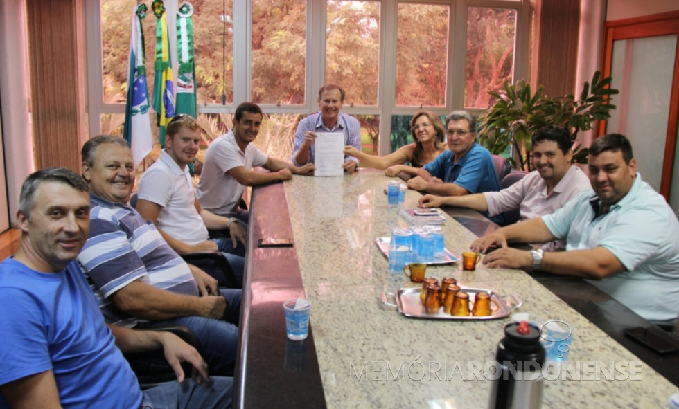 || Solenidade de assinatura da ordem de serviço para a construção de mais duas salas de aula na Escola Municipal 25 de Março, na Vila Gaúcha, em fevereiro de  2016.
Da esquerda para a direita: 1º - não identificado; vereador Ari Hansen; 3º e 4º - não identificados; prefeito municipal Moacir Froelich; secretaria municipal de Educação, prof. Marta Bendo; vice-prefeito municipal, Silvestre Cottica, vereador Josoé Pedralli; e 8º - não identificado. 
Imagem; Acervo Imprensa PM-MCR - FOTO 4 -