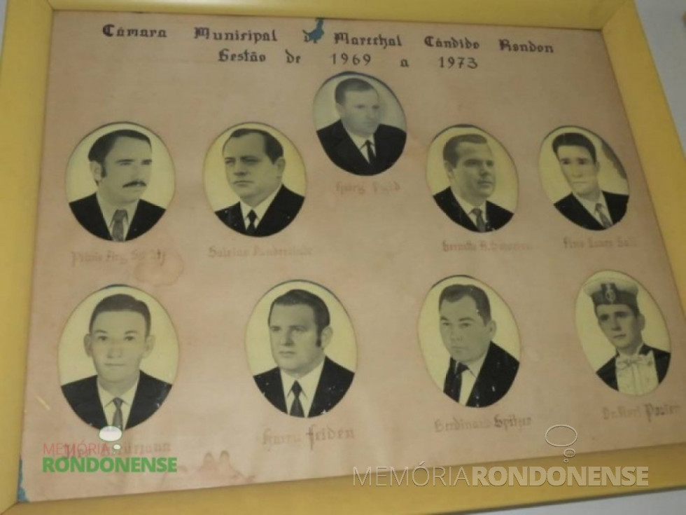 || Composição da Câmara Municipal de Marechal Cândido Rondon, 3ª legislatura: Da esquerda para a direita, ao alto: Plínio Schütz, Salvino Vanderlinde, Harry Pydd, Gernot Salamon, Elmo Lauro Gall, Ilvo Grellmann, Harry Feiden, Berdinand Spitzer e Nori Pooter.
Imagem: Acervo CM-Marechal Cândido Rondon - FOTO 9 -