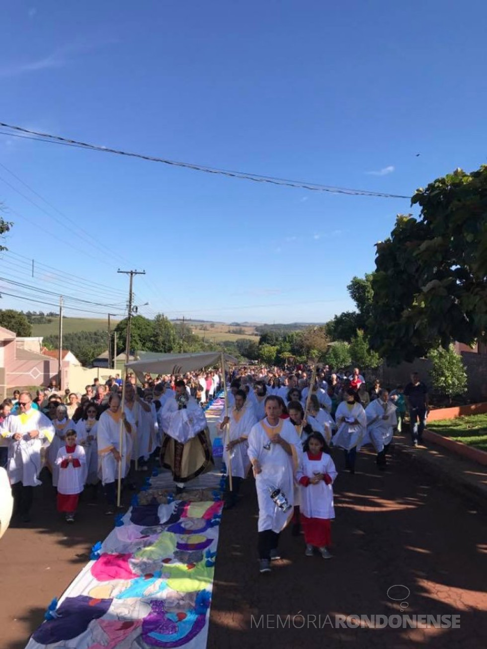 || Ostensório conduzido em procissão pelo padre André Boffo Mendes  em rua do Jardim Botafogo. 
Imagem: Acervo Paróquia Maria Mãe da Igreja - FOTO 15 -