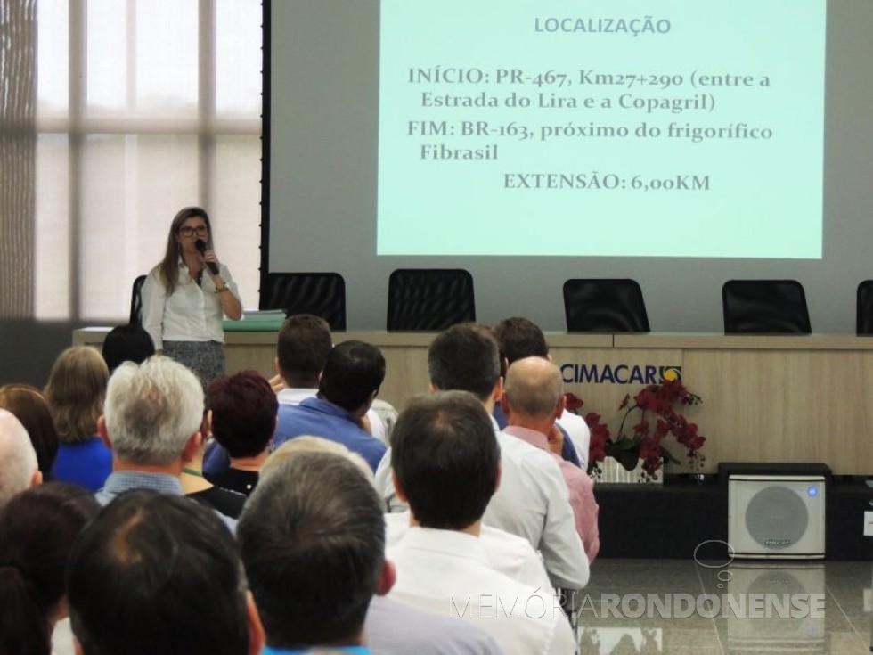 || Engenheira Renata Bertol do DER-PR dando explicações sobre o contorno rodoviário oeste, na audiência pública realizada no auditório da ACIMACAR. 
Imagem: Acervo Gazeta de Toledo - FOTO 5 -