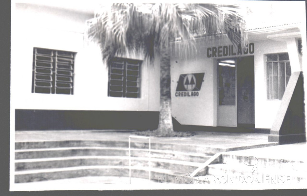 || Fachada da primeira sede da então Credilago junto a sede central da Copagril, em Marechal Cândido Rondon.
Imagem: Acervo da cooperativa de crédito. - FOTO 8 -