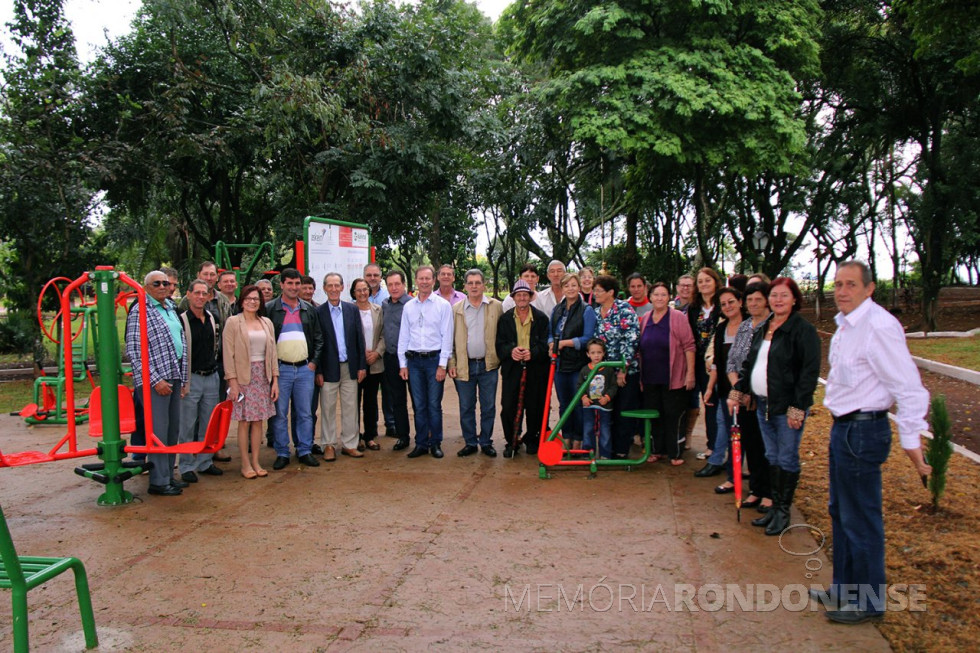 || Momento de inauguração da Academia ao Ar Livre na sede distrital de São Roque, em maio de 2016.
Da esquerda a direita: 1ª. 2ª, 3ª, 4ª e 5ª - não identificadas; 6ª - Maria Amália Haab, assessora de gabinete da Prefeitura Municipal;  7ª - não identificada; 8ª - vereador Adriano Cottica; 9ª, 10ª, 11ª e 12ª - não identificadas; 13ª - deputado estadual Ademir Bier; 14ª - prefeito municipal Moacir Froelich; 15ª não identificada;  16ª - vice-prefeito Silvestre Cóttica; 17ª, 18ª e 19ª - não identificadas; 20ª - Maria Cleonice Froelich - 1ª dama e secretária municipal de Assistência Social;  21ª  a 29ª - não identificadas; e 30ª - Antonio (Toninho) Turmina. 
Imagem: Acervo Imprensa PM-MCR
Crédito: Ademir Herrmann  - FOTO 13 -