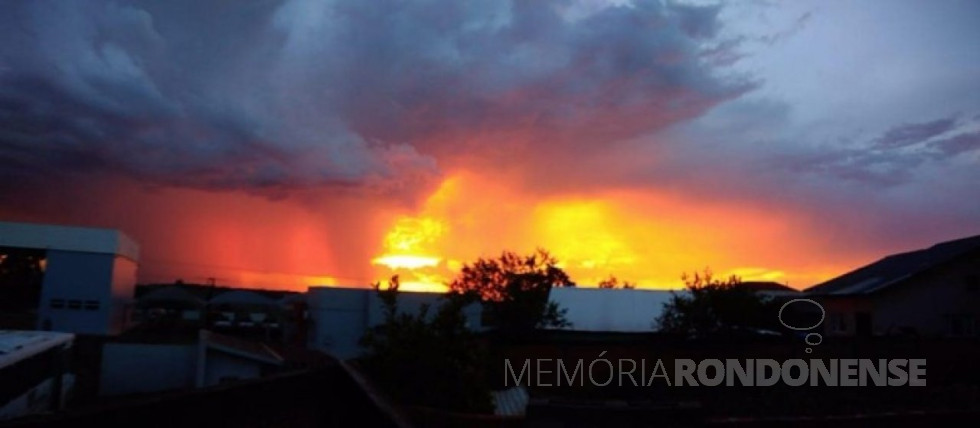|| Difração da luz solar em agosto de 2018, em Marechal Cândido Rondon.
Imagem: Acervo Mirtes Raasch Huf - FOTO 15 -