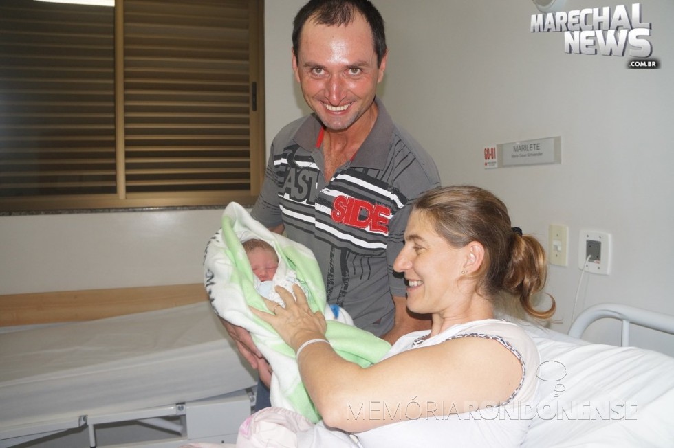 || Egon Schwendler e esposa Marilete com o filho Lucas Rafael. 
Imagem: Acervo Marechal News - FOTO  11 -