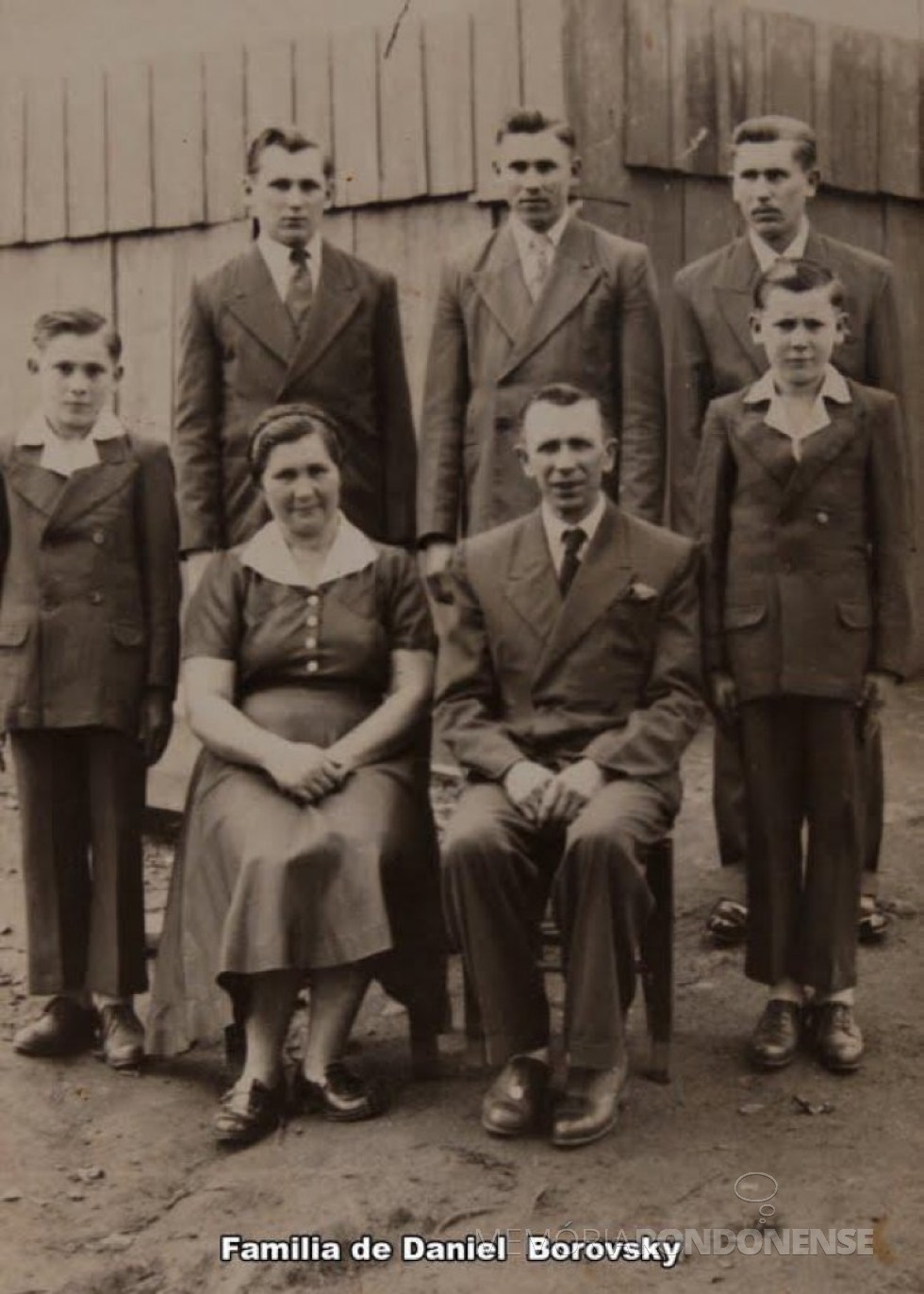 || Pioneira Olga (nascida Stefanski) Borowski, com o esposo Daniel, e os filhos Edgar, Ervino, Herbert, Arthur e Geraldo, da esquerda a direita. 
Imagem: Acervo Marcelo Borske - FOTO  9 -