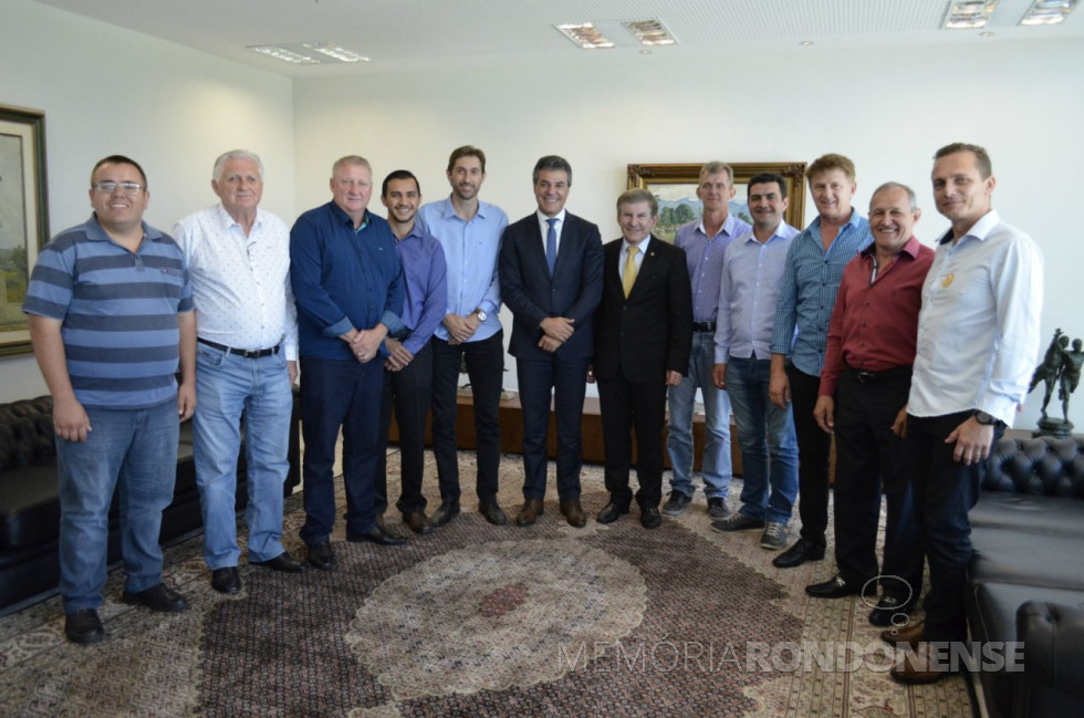 || Eleitos de Marechal Cândido Rondon, em outubro de 2016, recebidos no Palácio Iguaçu pelo governador Beto Richa. 
Da esquerda a direita: vereadores  Cleiton Rodrigo Freitag (Gordinho do Suco), Pedro Rauber, vice-prefeito Ilário (Ila) Hofsteatter, vereador Ronaldo Pohl, prefeito Márcio Rauber, governador Beto Richa, deputado estadual Elio Richa,  vereadores Adelar Neumann, Adriano Backes, Nilson Hachmann, Valdir (Portinho) Port e Wanderlei Caetano Sauer. 
Crédito: Tisa Kastrup - FOTO 13 -