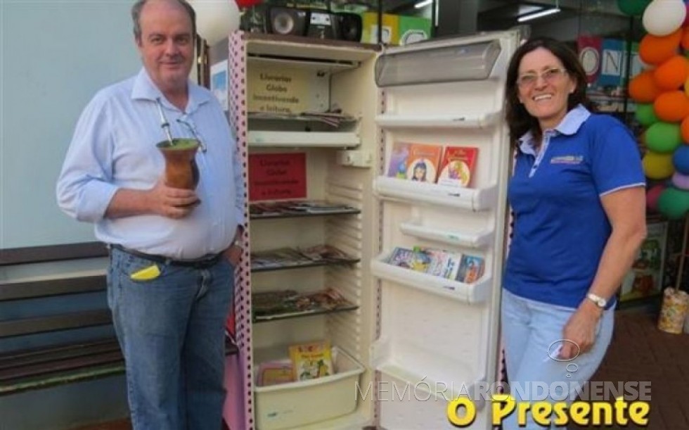 || Casal Elonir José e Clarice Kochem, proprietário das Livrarias Globo junto a geladeira improvisada de biblioteca, em outubro de 2016. Imagem: Acervo O Presente - FOTO 13 –
