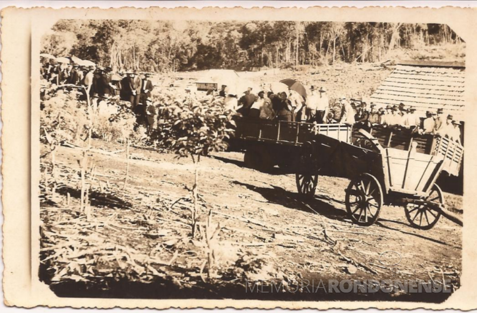 || Féretro com o corpo do pioneiro Emilio Vorpagel a caminho do cemitério municipal da então Vila de General Rondon.
Imagem: Acervo Clarice Verônica Vorpagel - FOTO 4 -