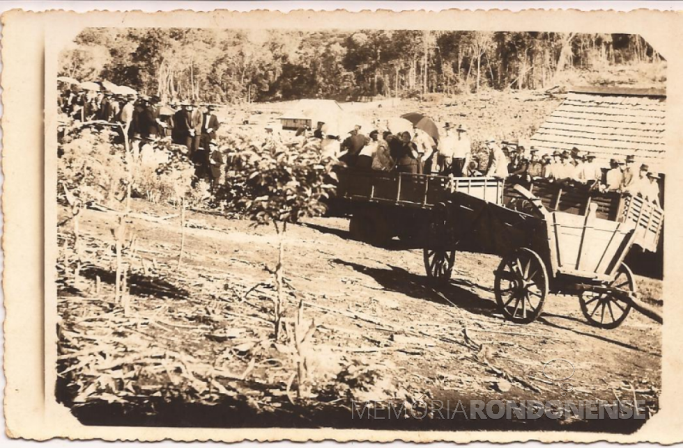 || Féretro com o corpo do pioneiro Emilio Vorpagel a caminho do cemitério municipal da então Vila de General Rondon. 
Imagem: Acervo Clarice Verônica Vorpagel  - FOTO 3 - 