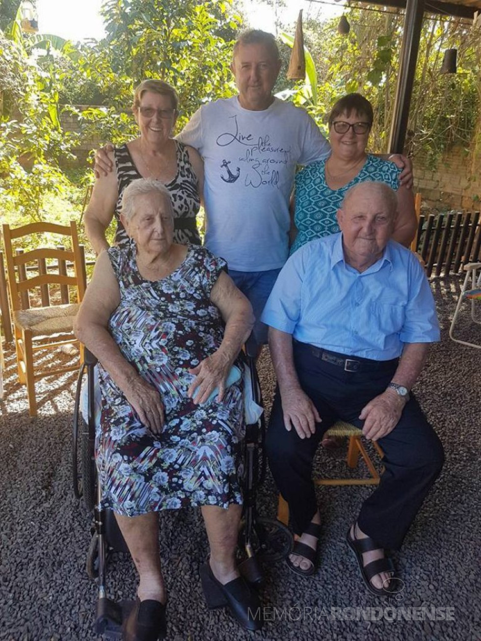 || Casal pioneiro Francisca Vilma e Osvino Ernesto Wolfart, com os filhos Glades, Irineu e Inge, em fotografia feita em junho de 2017, em data que festejaram em família as Bodas de Macieira (74 anos de casados).
Imagem: Acervo de Inge Wolfart - FOTO 16 -