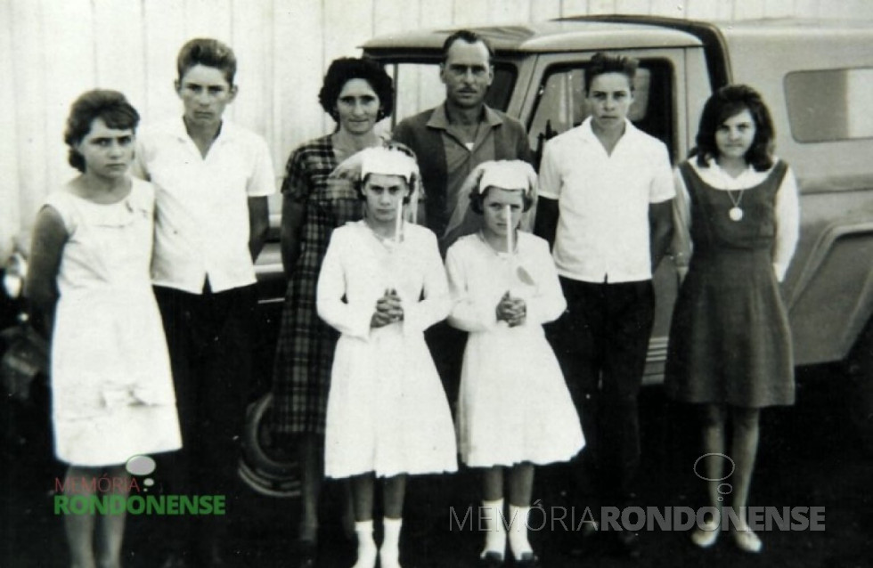 || Casal de pioneiros Daniel e Thereza (Sauer) Zymslony e filhos que chegaram em Marechal Cândido Rondon em final de maio 1959. Da direita à esquerda: Wali, Adelmo, a mãe Thereza, pai Daniel, Arlindo, Selma,  Rosa e Irene (as duas últimas em dia de primeira comunhão). 
Imagem: Acervo Adelmo Zymslony - FOTO 8  -