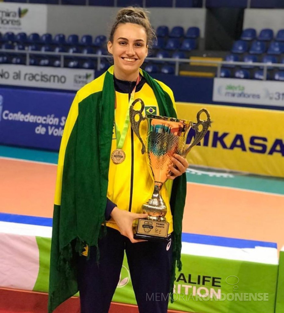 || Atleta rondonense Larissa Besen com o troféu de 1º lugar do Campeonato Sul Americano Sub-20 .
Imagem: Acervo Imprensa PM- MCR - FOTO 19 -