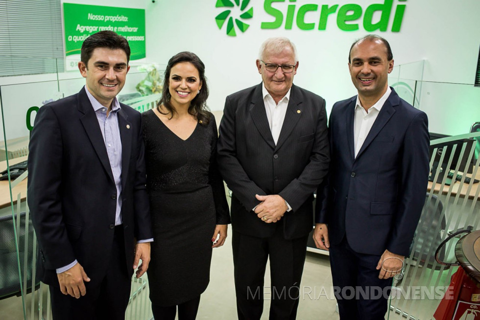 || Instante da inauguração da agência da Sicredi Aliança PR/SP, em Bebedouro.
Da esquerda à direita: Fernando Barros Fenner, diretor-executivo da Cooperativa de Crédito; Magalli Antunes Rezende de Sá, gerente da unidade; Adolfo Rudolfo Freitag, presidente; e Fernando Galvão Moura, prefeito municipal de Bebedouro.
Imagem: Acervo Sicredi Aliança PR/SP - FOTO 15 -