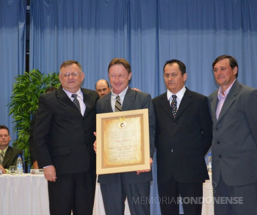 || Empresário Edemar Wollstein recebendo o título de cidadão honorário de Pato Bragado, em dezembro de 2011.
À esquerda, vereador Gilberto Maehler e a direita os vereadores Alberto Mareco e Claudecir Pilatti.
Imagem: Acervo Edemar Imóveis - FOTO 10 -