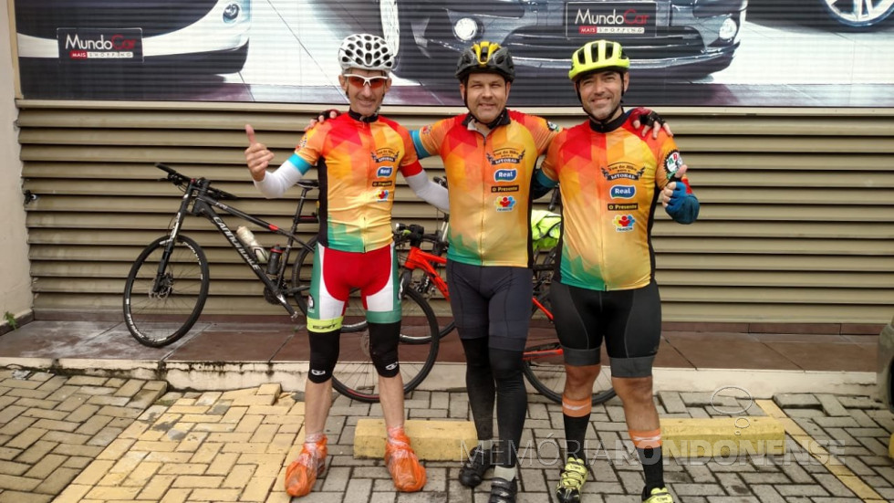 || Ciclistas rondonenses Paul Lírio Berwig, Sérgio Mokfa e Marcelo Garcia na chegada em Florianópolis, em  seu tour que teve saída de Marechal Cândido Rondon no amanhecer de 25 de maio. A chegada em Florianópolis foi no dia 31 de maio.
Imagem: Acervo O Presente - FOTO 13 -