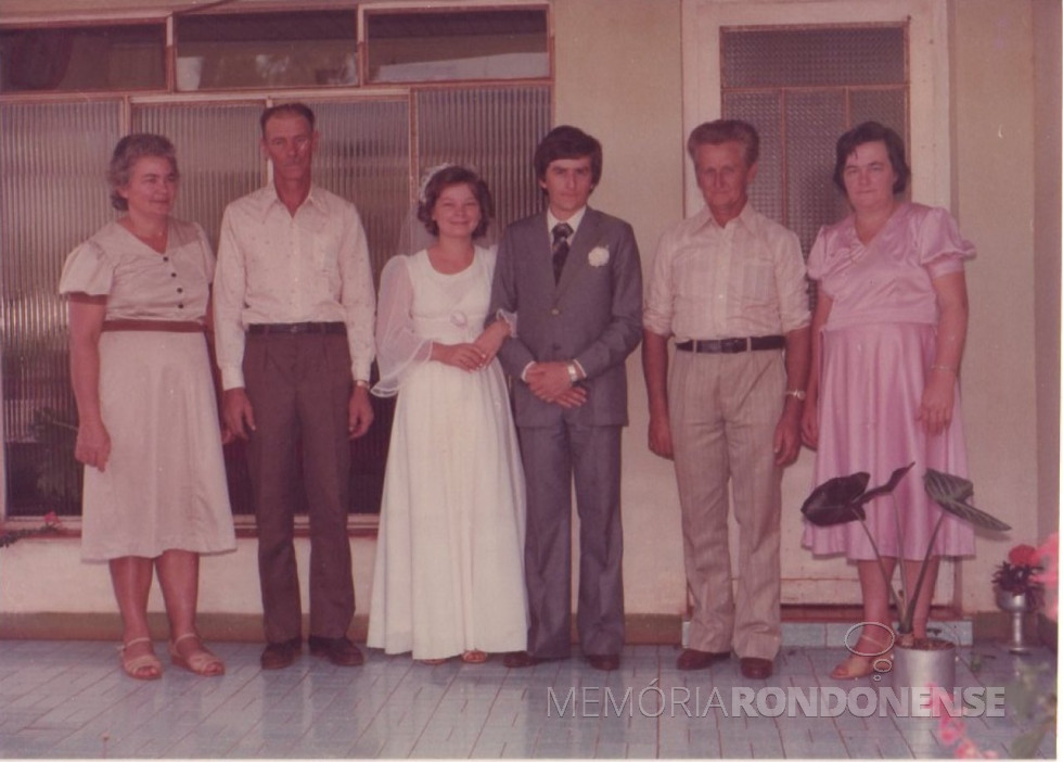 || Noivos Clarice Beatriz Schacht e Elemar Fietz, com seus respectivos pais: Rene Assela e Seni Edemar (e) e Aury e Carlos Fietz.
Imagem: Acervo do casal - FOTO 24 -