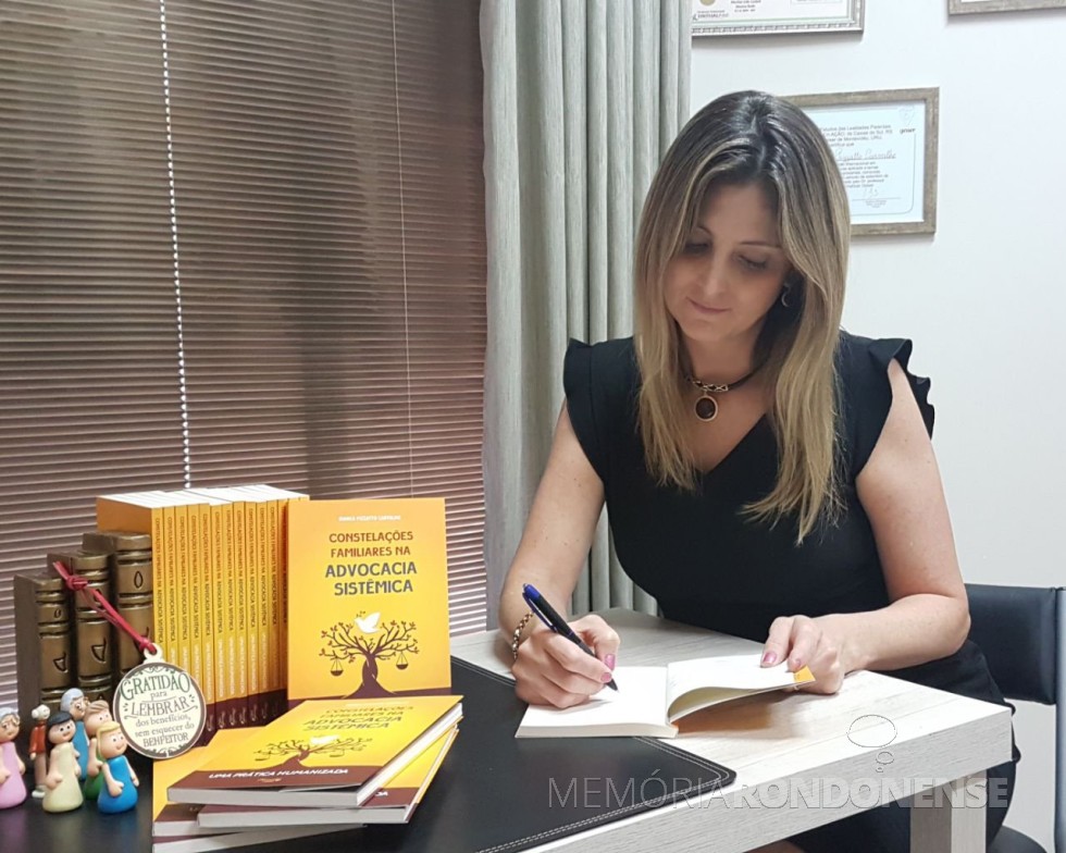 || Advogada rondonense Bianca Pizzato Carvalho autografando livro 