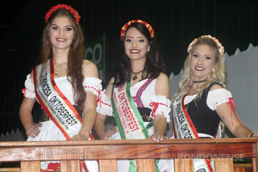 || Soberanas da Oktoberfest 2017 de Marechal Cândido Rondon. Da esquerda à direita: Bruna Poliana Silva, rainha; 1ª princesa, Marina Barbian Urio; e 2ª princesa, Lyara Franssoice Modes.
Imagem: Acervo Imprensa PM-MCR - FOTO 29 -