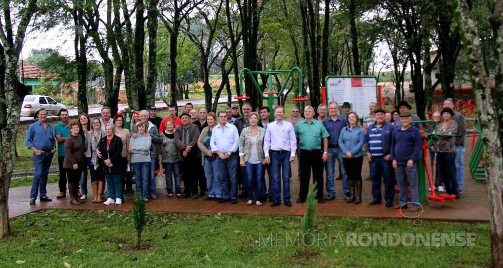 || Inauguração da academia ao ar livre na praça da sede distrital de Novo Horizonte, em maio de 2016.
Da esquerda a direita: 1ª a 7ª - não identificadas; 8ª - Amália Haab - assessora de gabinete da Prefeitura Municipal; 9ª - não identificada; 10ª - ... Mantovani (esposa de Jenil Mantovani; 11ª - Jenil Mantovani, morador de Novo Horizonte e pai de Vilmar Mantovani; 12ª a 16ª - não identificadas; 17ª - Vilmar Mantovani, secretário municipal de Agriculturas e Políticas Ambientais; 18ª - não identificada; 19ª vice-prefeito Silvestre Cottica; 20ª a 22ª - não identificadas; 23ª - Maria Cleonice Froelich - secretária municipal de Assistência Social; vereador Adriano Cottica, do distrito de Margarida; 25ª - prefeito municipal Moacir Froelich; 26ª e 27ª - não identificas; prof. Antonio da Silva, diretor do Colégio Estadual Zulmiro Trento; Urbao Mertz - diretor da Secretaria Municipal de Agricultura e Políticas Ambientais; 30ª - não identificada; 31ª - professora Marta Bendo - secretária municipal de Educação; 32ª - não identificada; 33ª - ... Belle; e 34ª a 41 - não identificadas.
Imagem: Acervo Imprensa PM-MCR
Crédito Ademir Herrmann - FOTO 10 -