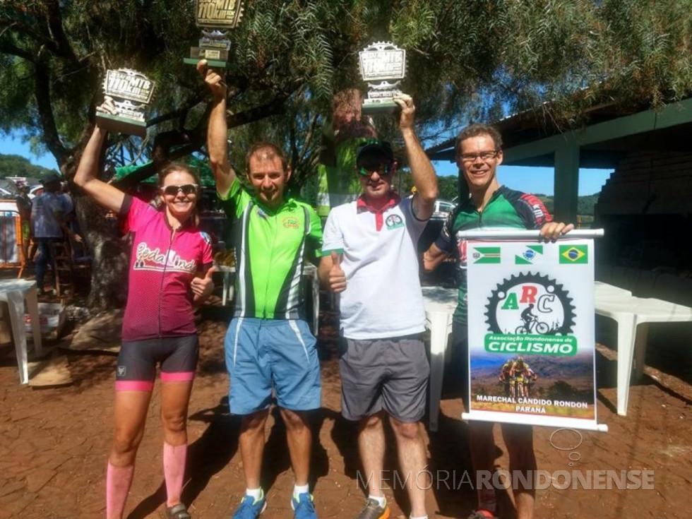 || Ciclistas rondonenses classificados no Desafio 110 Km , na cidade de Cascavel, em novembro de 2017.
Da esquerda à direita: Rosângela Schmidt, Marcelo Konzen, André Freitag e Marco Stenzel, da Associação Rondonense de Ciclismo (ARC).
Imagem: Acervo ARC - FOTO 7 -