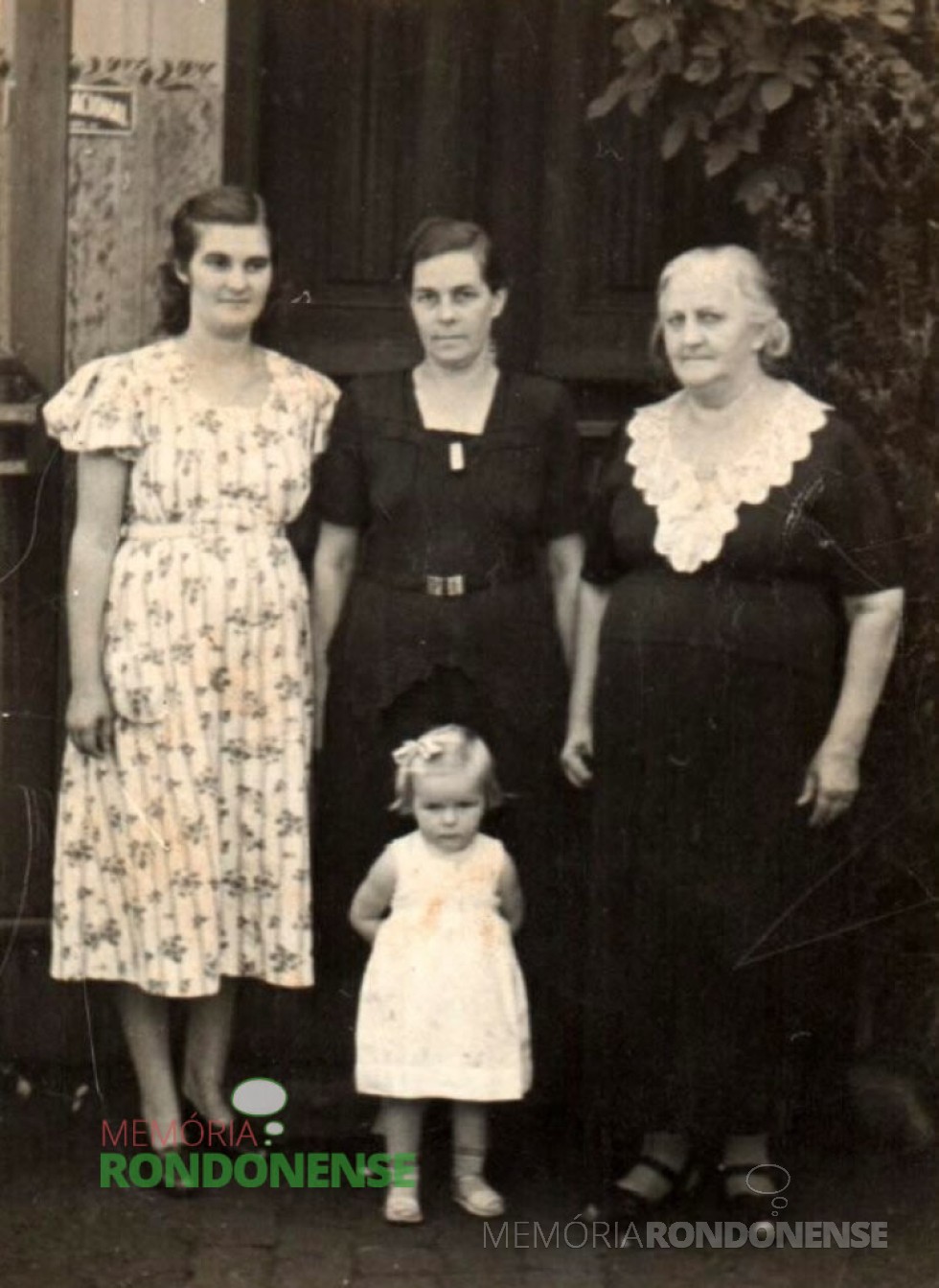 || Pioneira Úrsula (Schmitz) Koniecziniak, à esquerda, com a mãe Helena  Schmitz, proprietária do lendário Bazar Schmitz, avó Tekla Können e a filha Helena. 
Imagem: Acervo Edith von Borstel - FOTO 1 - 