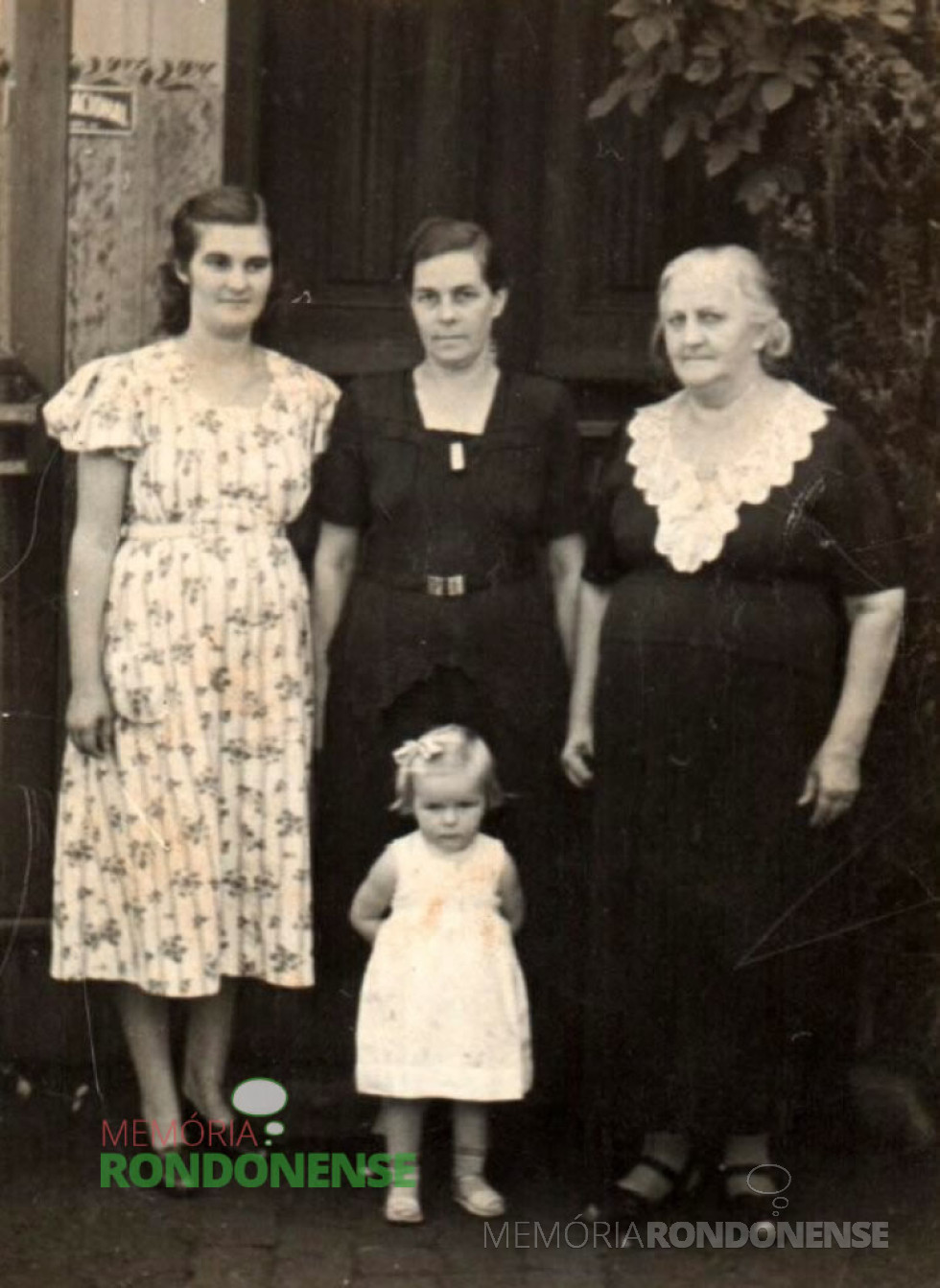 || Pioneira Úrsula (Schmitz) Koniecziniak, à esquerda, com a mãe Helena Schmitz, proprietária do lendário Bazar Schmitz, avó Tekla Können e a filha Helena.
Imagem: Acervo Edith von Borstel - FOTO 1 -