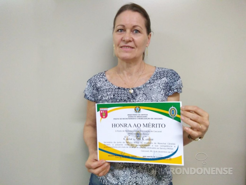 || Elisa (nascida Dresch) Ten Caten, servidora municipal rondonense com a homenagem aos 38 anos de trabalho na Junta Militar de Marechal Cândido Rondon, em dezembro de 2017.
Imagem: Arcervo Imprensa PM-MCR - FOTO 16 -
