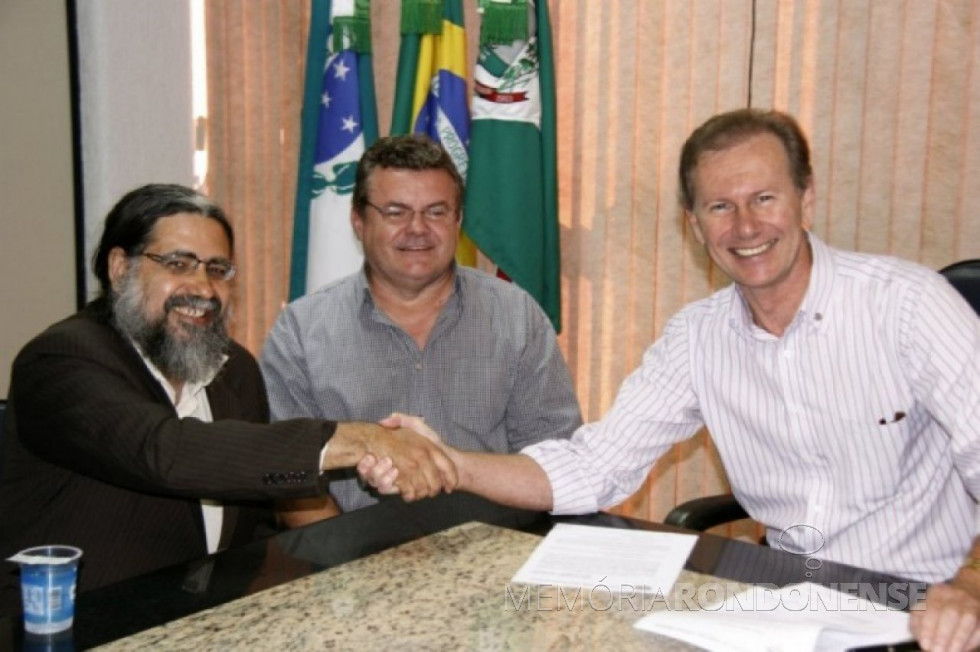 || Momento da assinatura Prefeitura Municipal de Marechal Cândido Rondon e o Instituto Água Viva para o primeiro a realização do levantamento das árvores urbanas do município. Da esquerda para a direita:: Dermâneo Tadeu Ferreira, representante do Instituto Água Viva; Lair Bersch, chefe de gabinete; e Mocair Froelich, prefeito municipal. Imagem: Acervo Imprensa PM-MCR - Crédito: Ademir Herrmann - FOTO 7 -